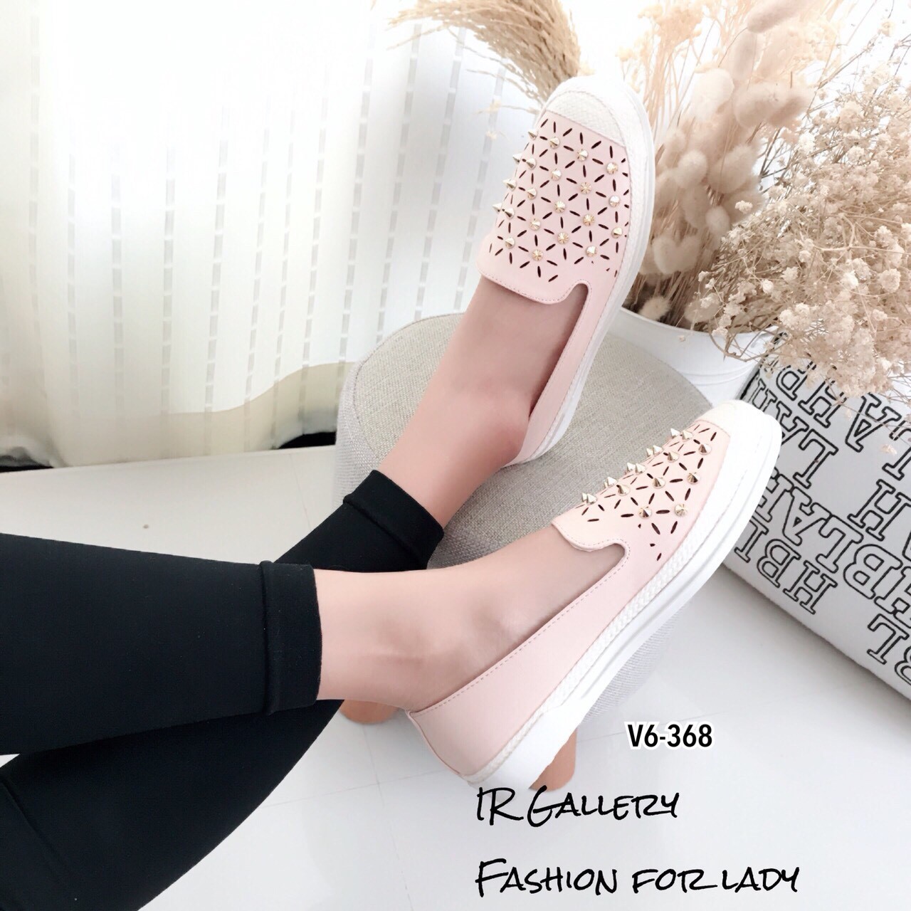 รองเท้าผ้าใบสวมแต่งหมุด (สีครีม)