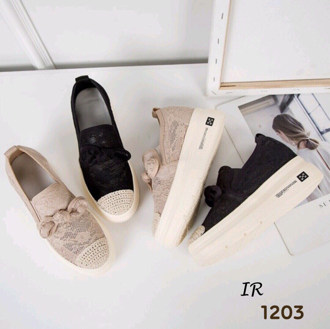 รองเท้าผ้าใบลำลองผ้าลูกไม้ (สีดำ)