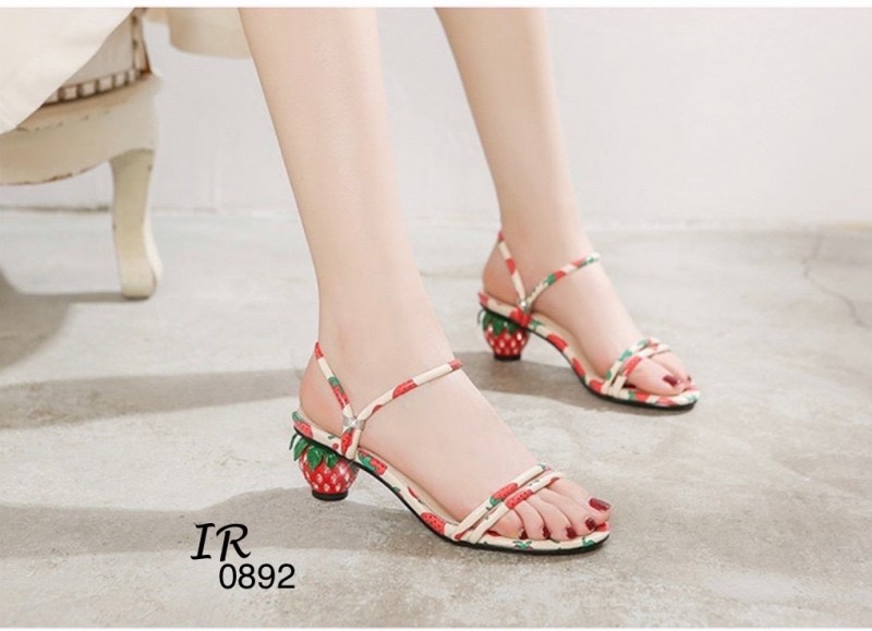 รองเท้าส้นเตี้ยแต่งลายสตอเบอรี่ (สีขาว)