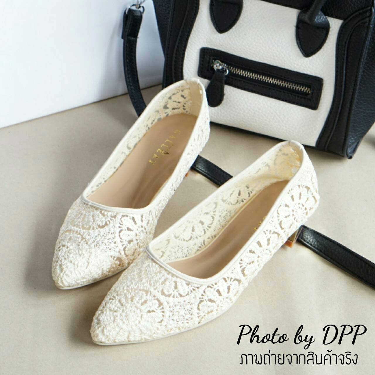 พร้อมส่ง : คัทชูลูกไม้ทรงหัวแหลม (สีครีม)