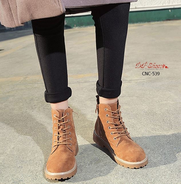 รองเท้าผ้าใบทรงมินิบูทสไตล์มาร์ติน (สีดำ)