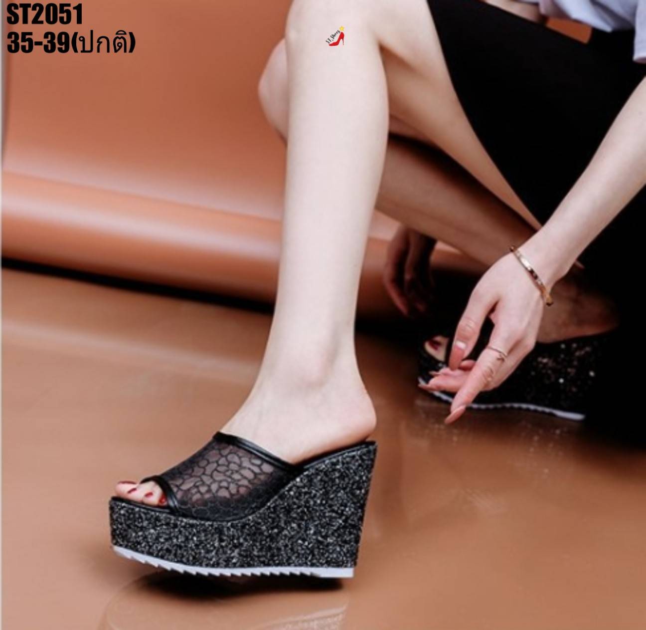 รองเท้าส้นเตารีดกลิตเตอร์ลายลูกไม้ (สีดำ)