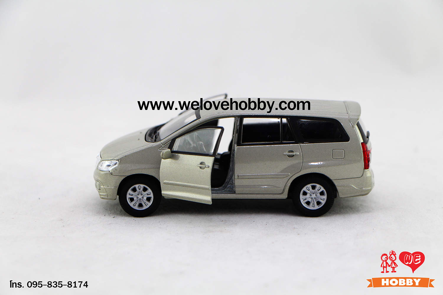 โมเดลรถ Toyota Innova สีบรอนซ์ทอง Scale 1:34-1:39