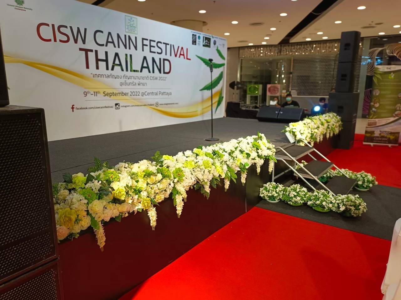 ดอกไม้ปลอมขอบเวที ST103 โทนขาวเขียว