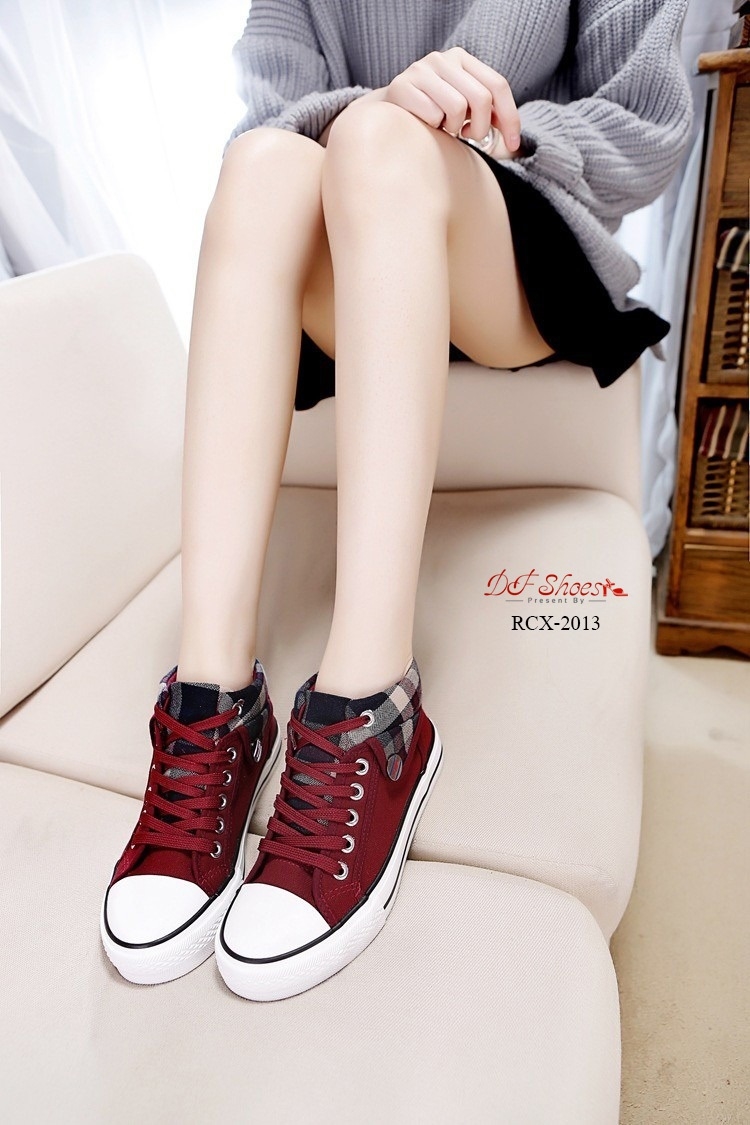 รองเท้าผ้าใบหุ้มข้อแต่งผ้าลายสก็อต (สีแดง)