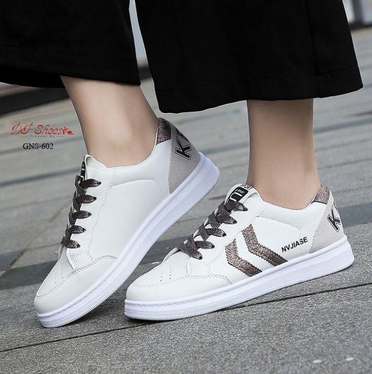 รองเท้าผ้าใบแต่งแถบกลิตเตอร์ (สีเทา)