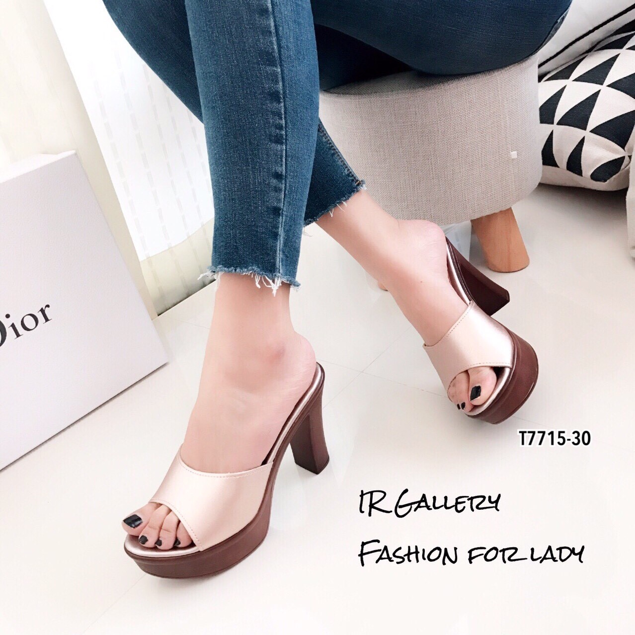 รองเท้าส้นสูงเปิดส้นแบบสวม (สีชมพูแชมเปญ)