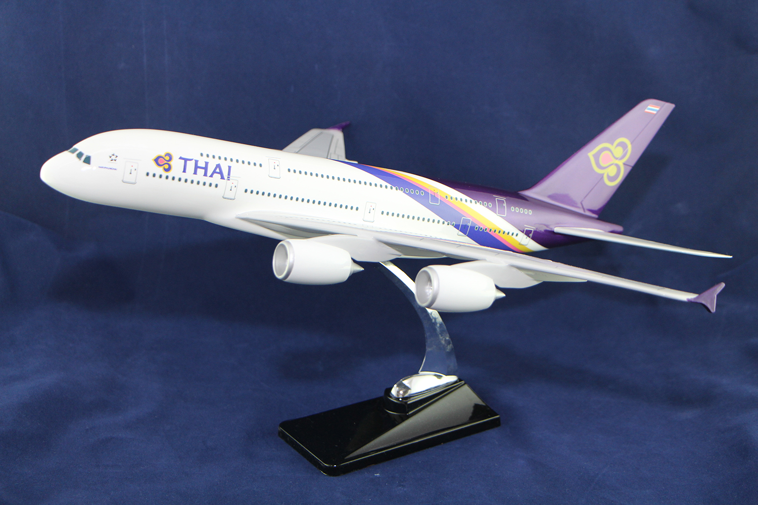 โมเดลเครื่องบินการบินไทย Thai Airways สีม่วงคลาสสิค (Airbus A380) ลำใหญ่