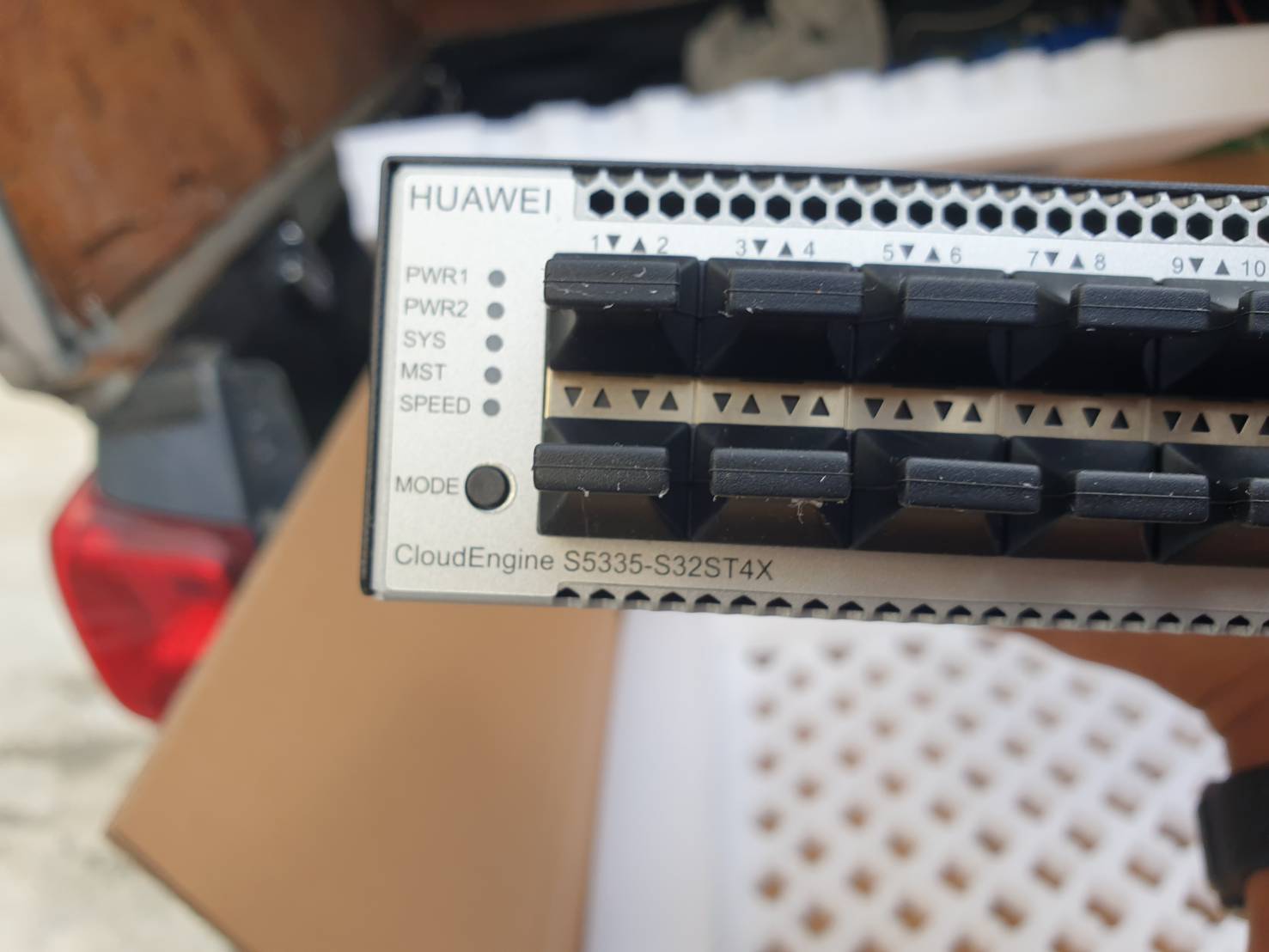 สวิตช์ S5735-S32ST4X Huawei Switch 24*GE SFP ports 8*10/100/1000BASE-T ports 4*10GE SFP+ port ของใหม่