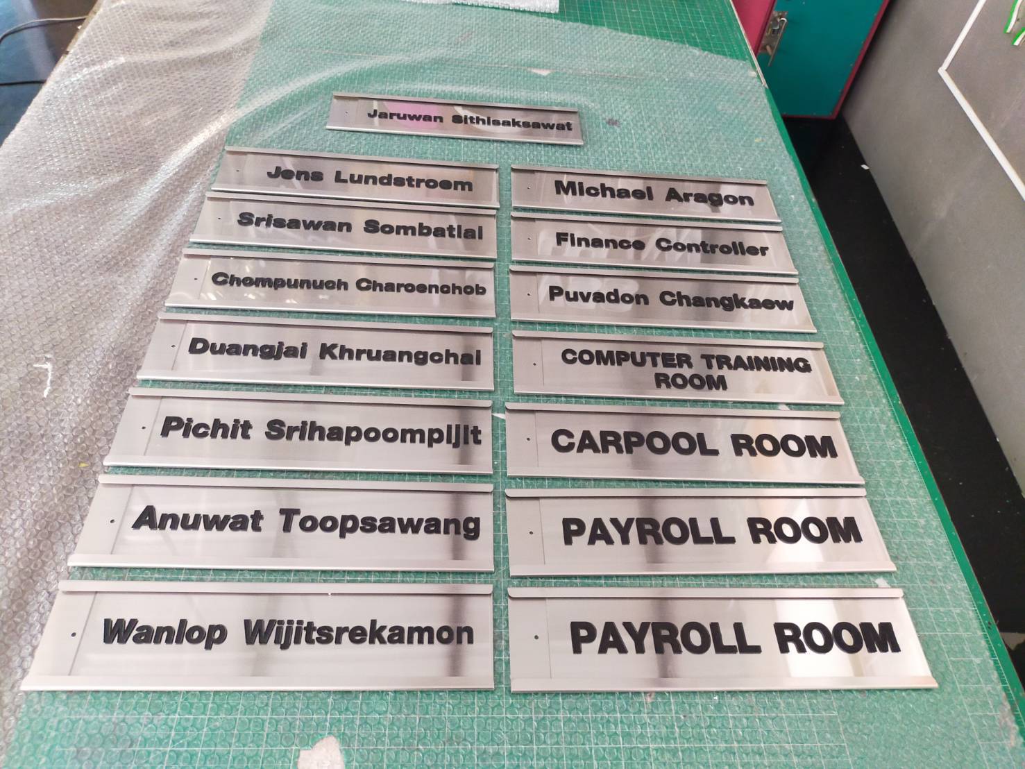 ป้ายรางสอดสแตนเลสแฮร์ไลน์ ขนาด 40x10cm