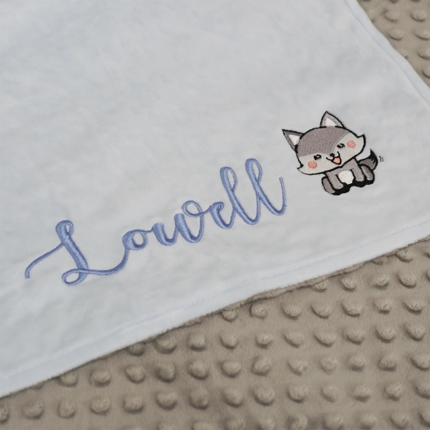 ผ้าห่ม Minky - สีฟ้า-เทา 75x100cm แบบปักชื่อ+การ์ตูน - Fox