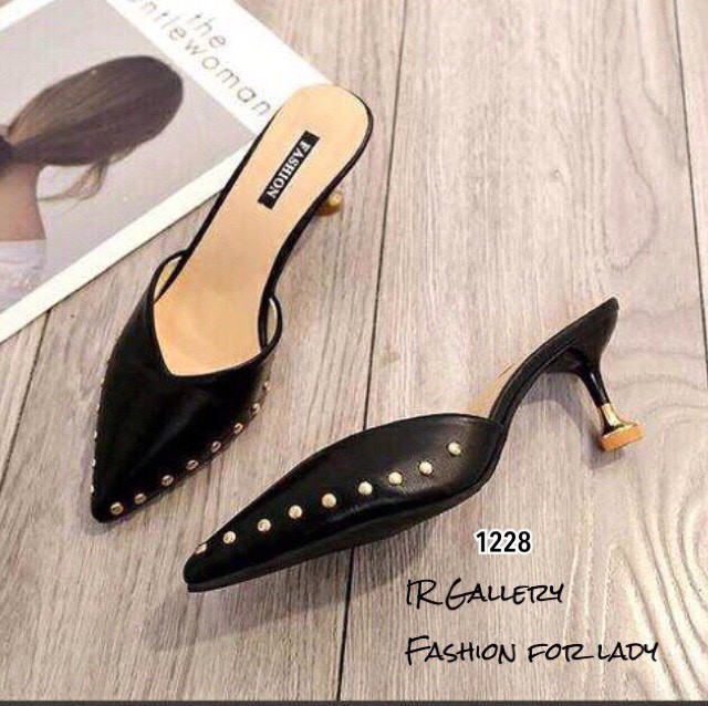 รองเท้าส้นเตี้ยเปิดส้นแต่งหมุด (สีครีม)