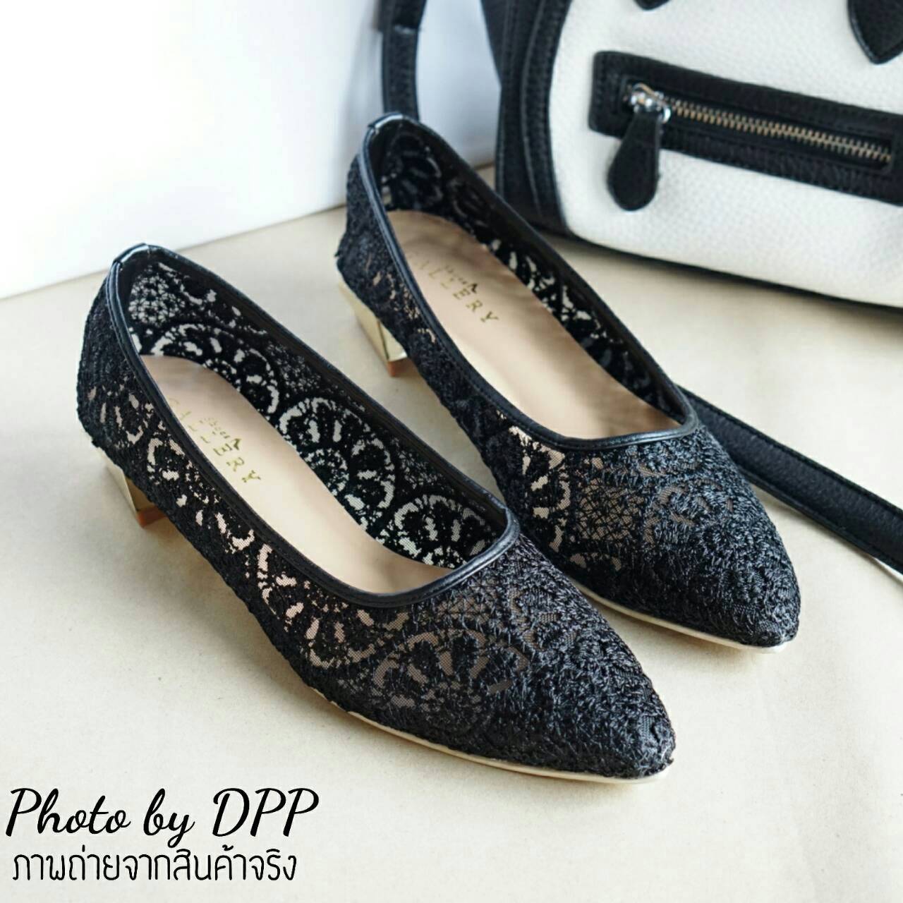 พร้อมส่ง : คัทชูลูกไม้ทรงหัวแหลม (สีดำ)