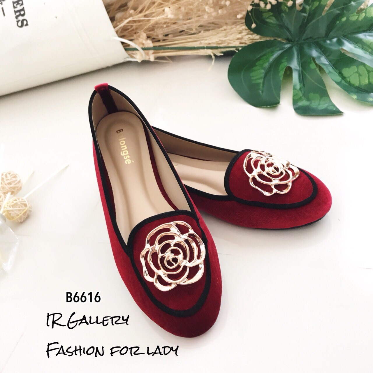 รองเท้าคัทชูแต่งอะไหล่กุหลาบทอง (สีดำ)