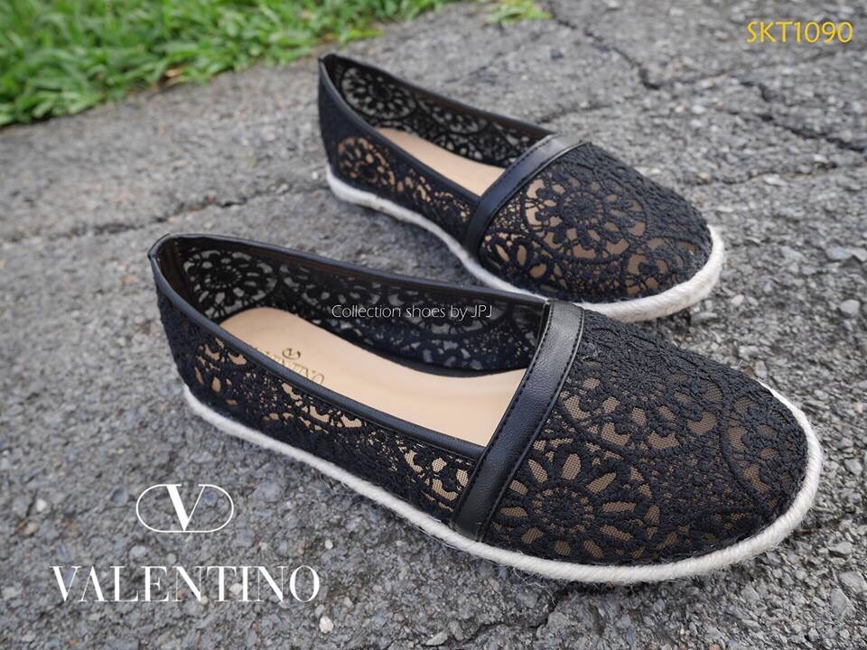 พร้อมส่ง : รองเท้าลูกไม้ส้นแบนสไตล์ Valentino (สีดำ)