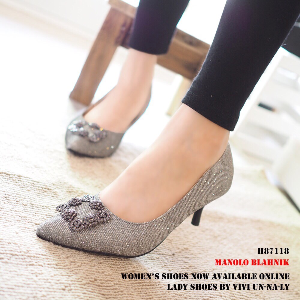 พร้อมส่ง : รองเท้า Manolo Blahnik (สีเงิน)