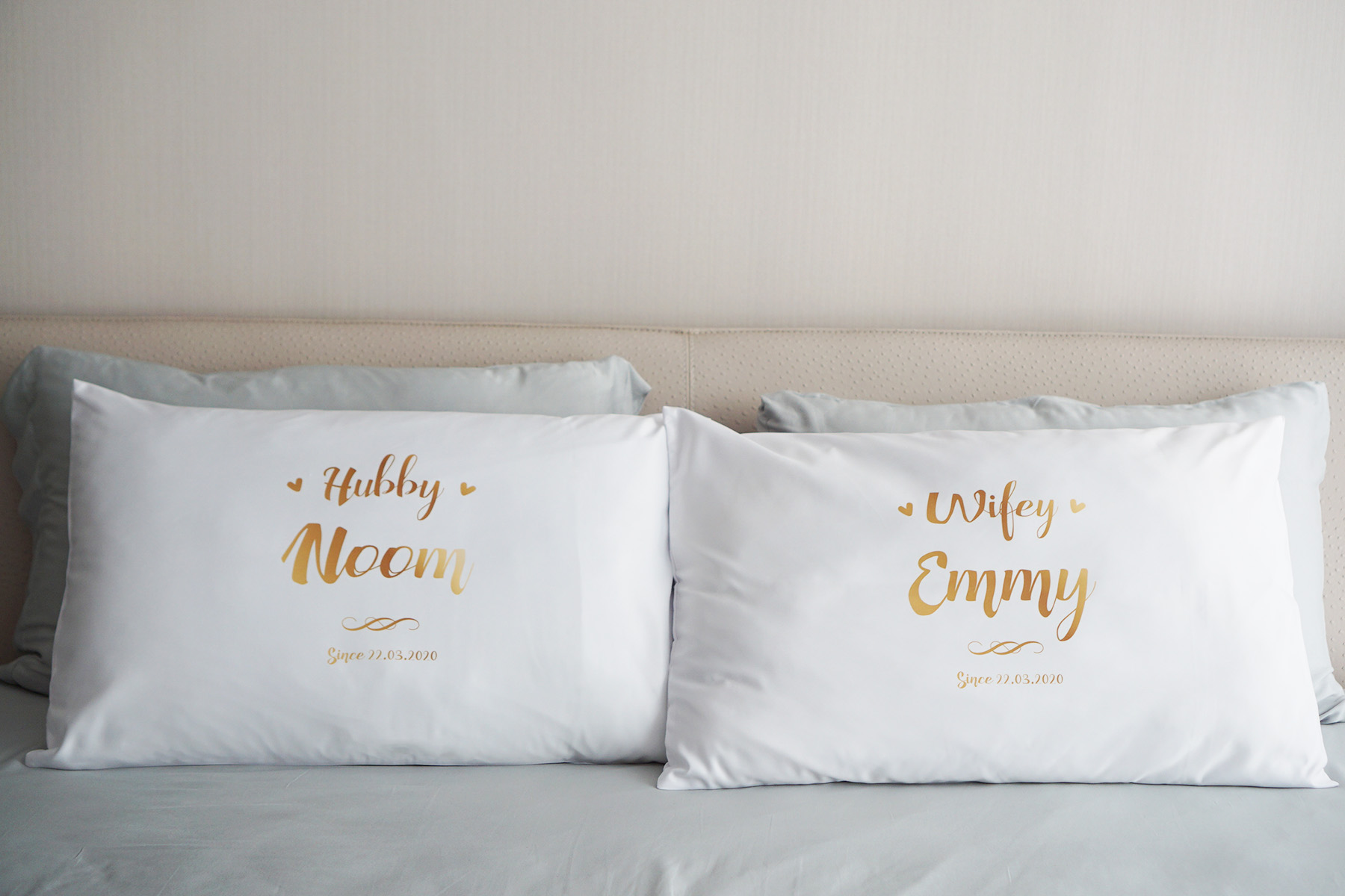 ปลอกหมอนหนุนคู่ลาย Hubby Wifey สี Gold