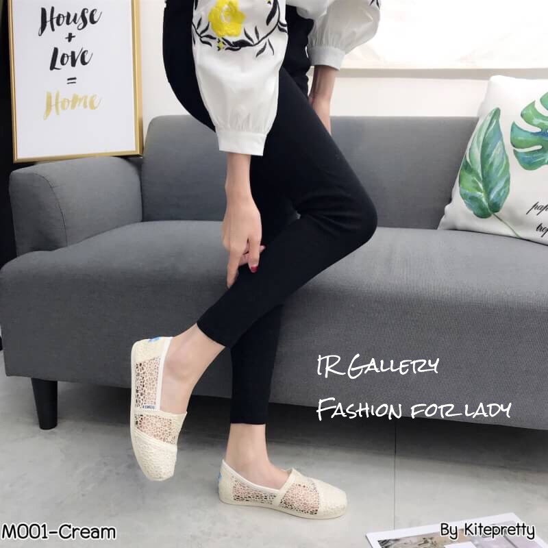 รองเท้าลูกไม้ลายดอก Style Toms (สีขาว)