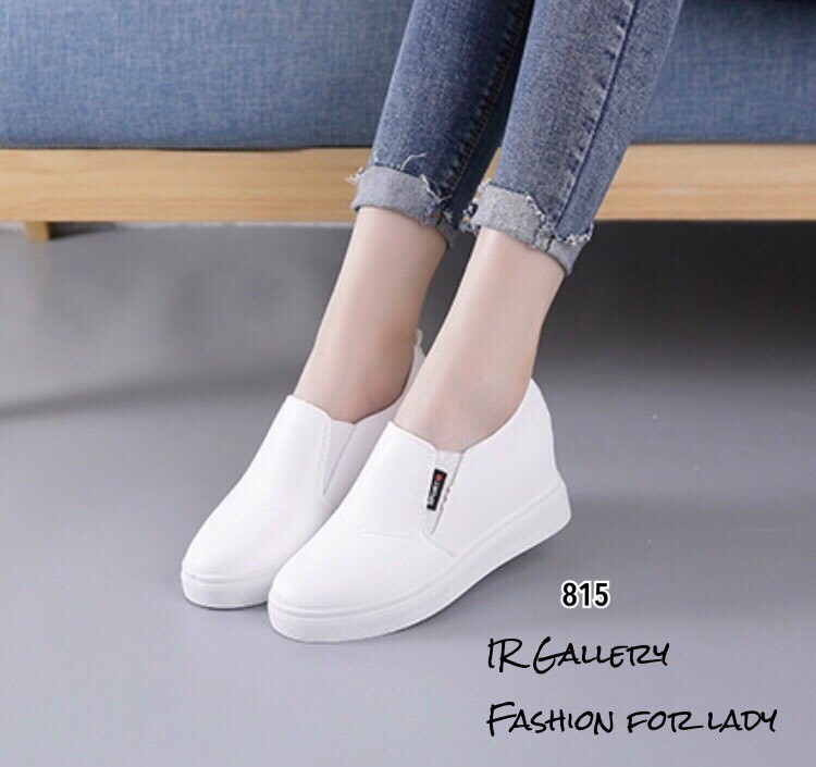รองเท้าผ้าใบเสริมส้นแบบสวมขาวล้วน