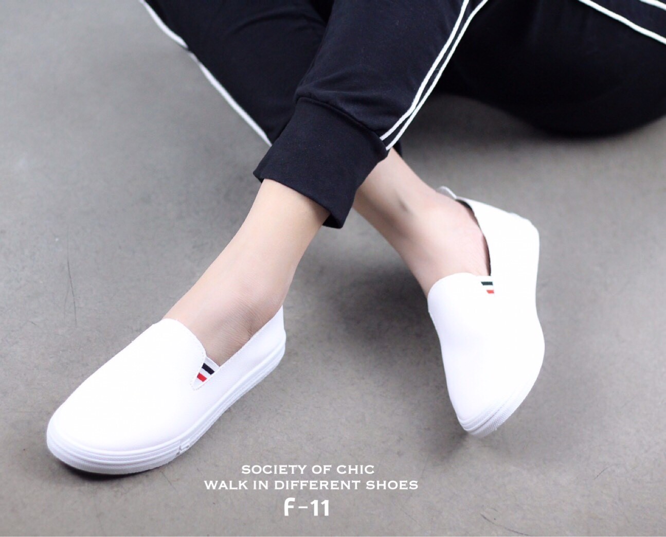 รองเท้าผ้าใบสวมแต่งแถบ (สีดำ)