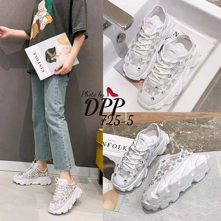 รองเท้าผ้าใบแฟชั่นปักลายดอกไม้แต่งเพชร