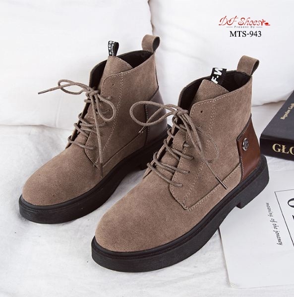 รองเท้าผ้าใบหุ้มข้อหนังกลับแต่งหมุด (สีกากี)