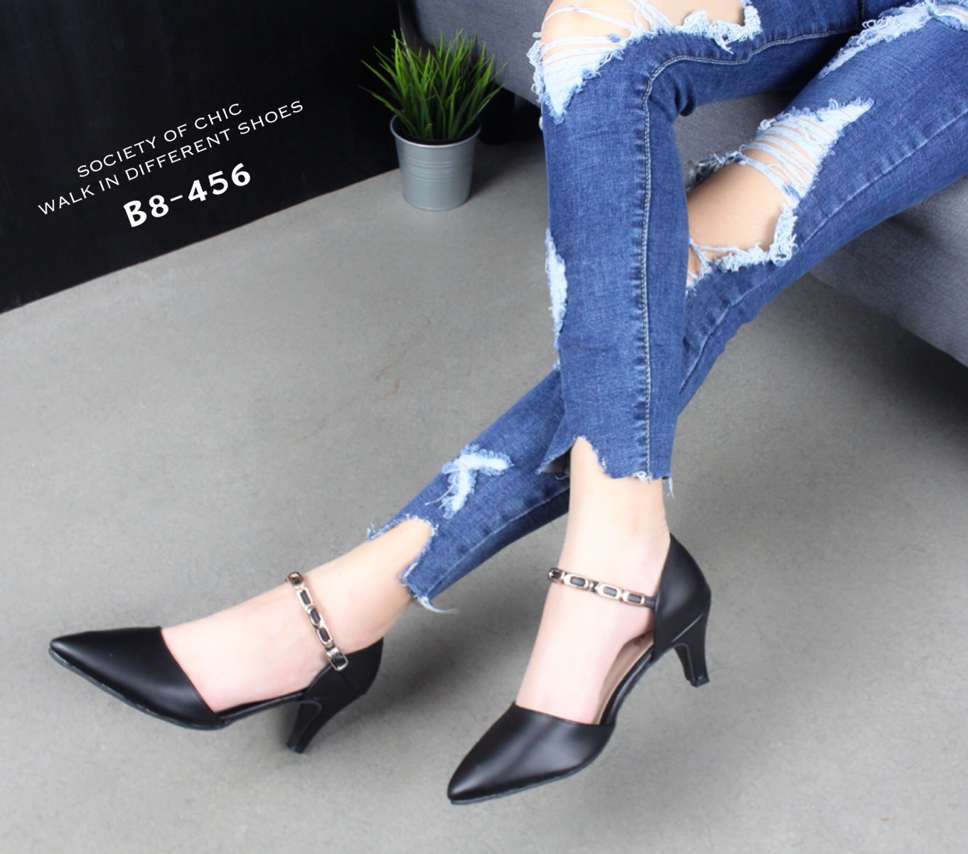 รองเท้าคัทชูส้นเตี้ยแต่งอะไหล่ (สีแดง)