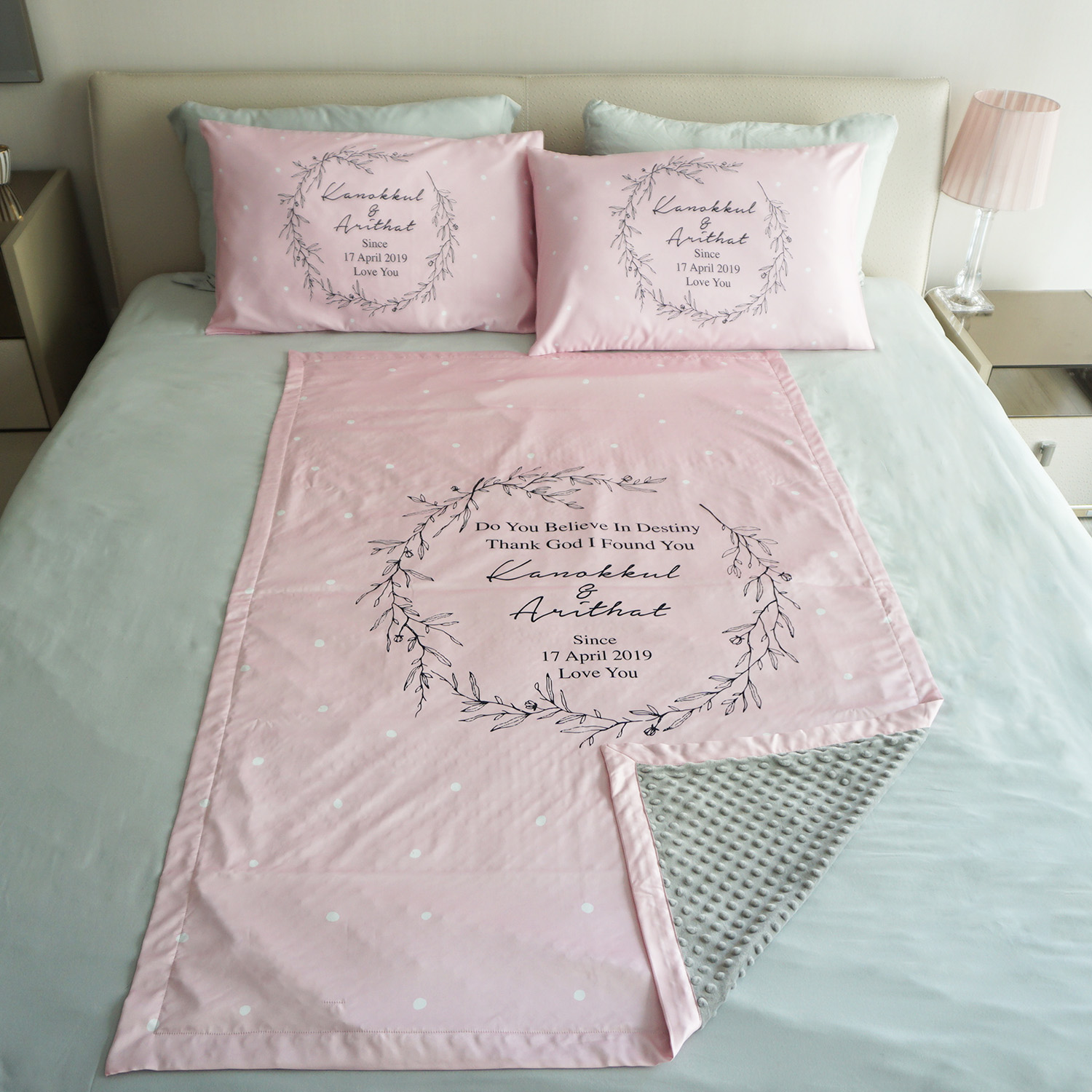 ชุดของขวัญแต่งงาน ปลอกหมอนคู่+ผ้าห่ม ขนาด 100x150cm ลาย Leaves Frame - Pink