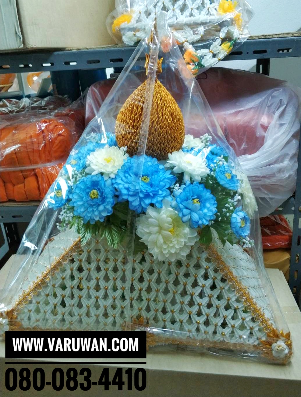 ครอบไตรยอดพุ่มทอง แต่งดอกไม้