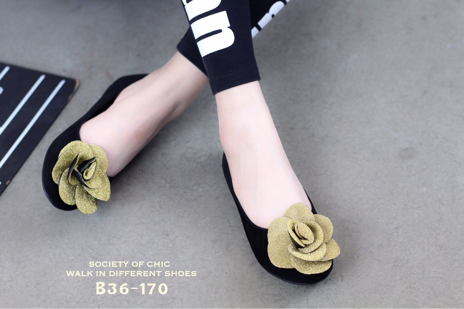 รองเท้าคัทชูส้นแบนแต่งดอกไม้วิ๊ง (สีทอง)