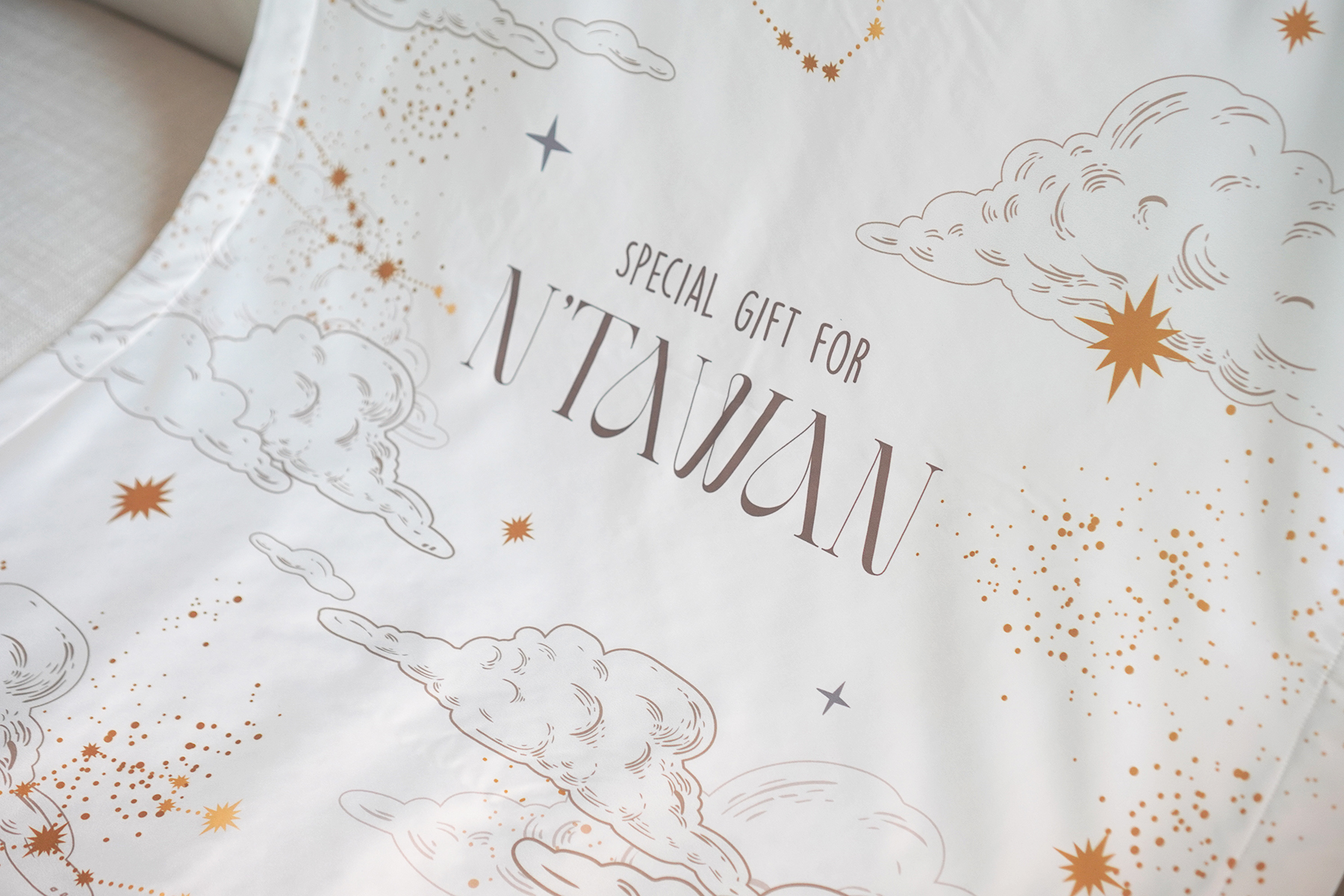 ชุดของขวัญเด็กแรกเกิด หมอนหลุม + ผ้าห่มขนาด 75x100cm ลาย Zodiac - White