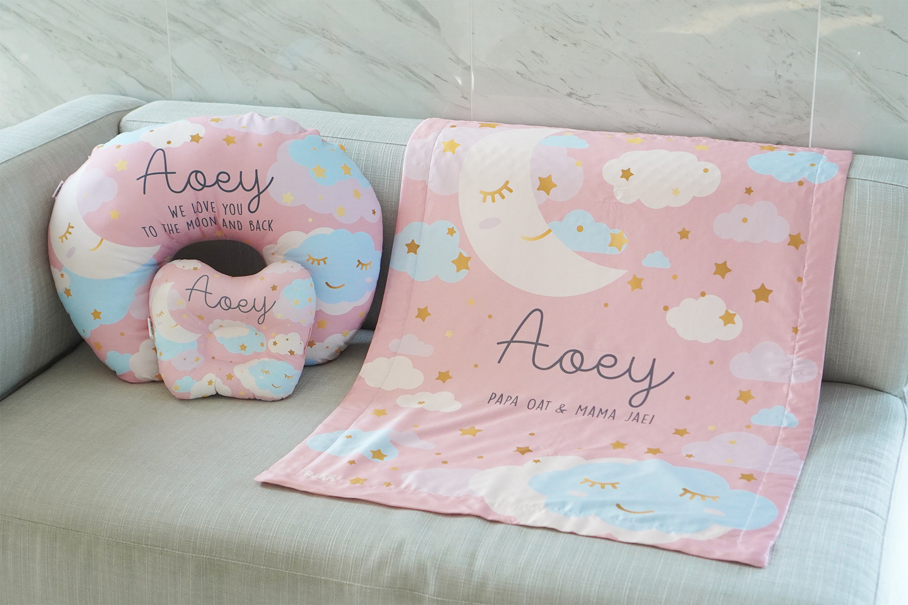 ชุดของขวัญเด็กแรกเกิด หมอนหลุม + หมอนรองให้นม+ ผ้าห่มขนาด 75x100cm ลาย Moon - Peach