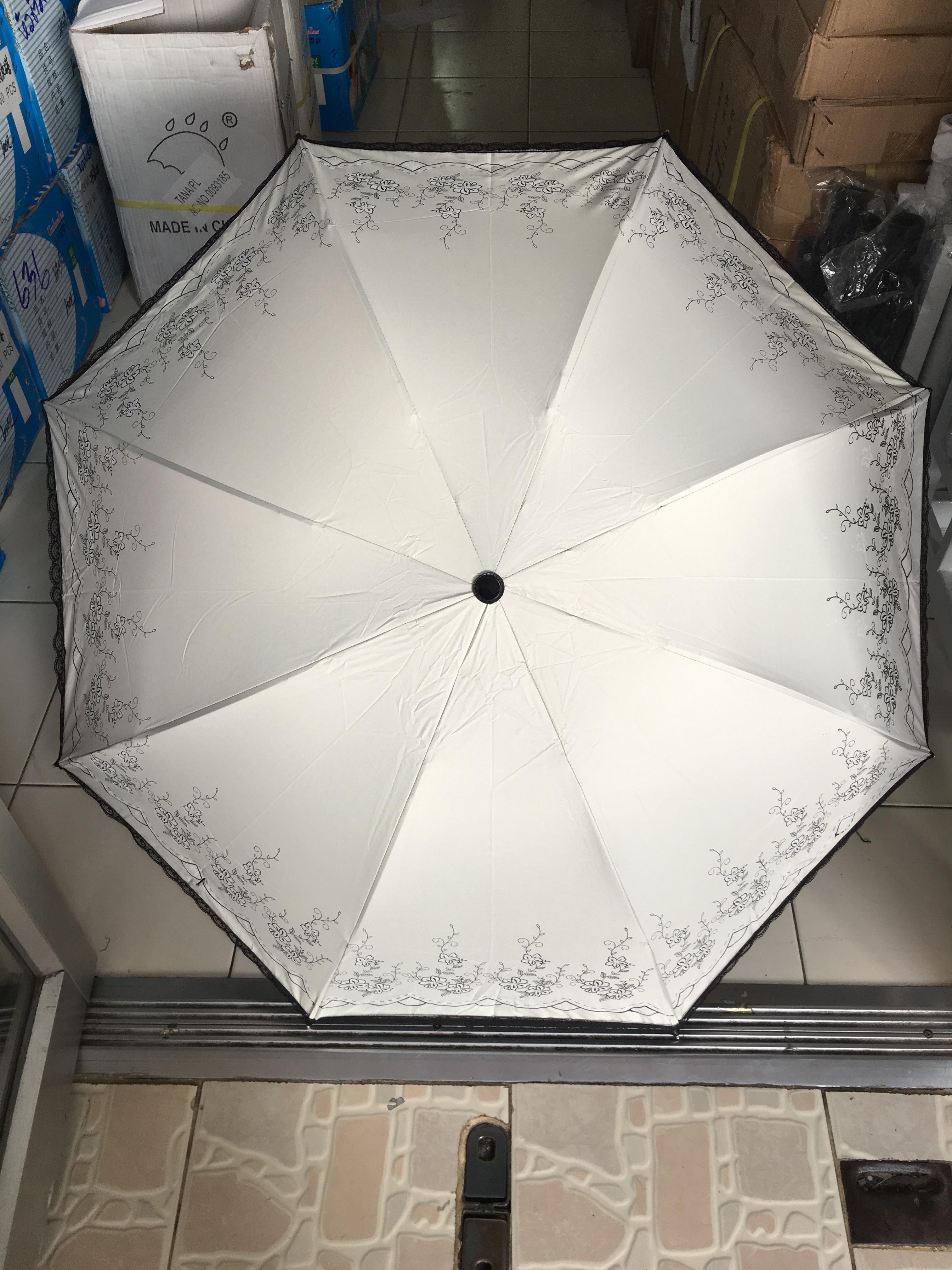 ร่มโค้งแฟชั่นลายดอกไม้มีระบายยูวีสีดำ