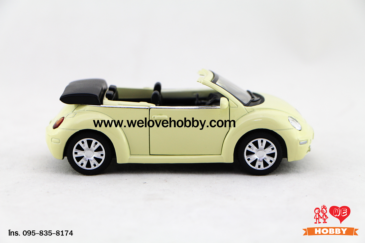 โมเดลรถ Volkswagen New Beetle Convertible (2003) สีเหลืองอ่อน Mellow Yellow Scale 1:32