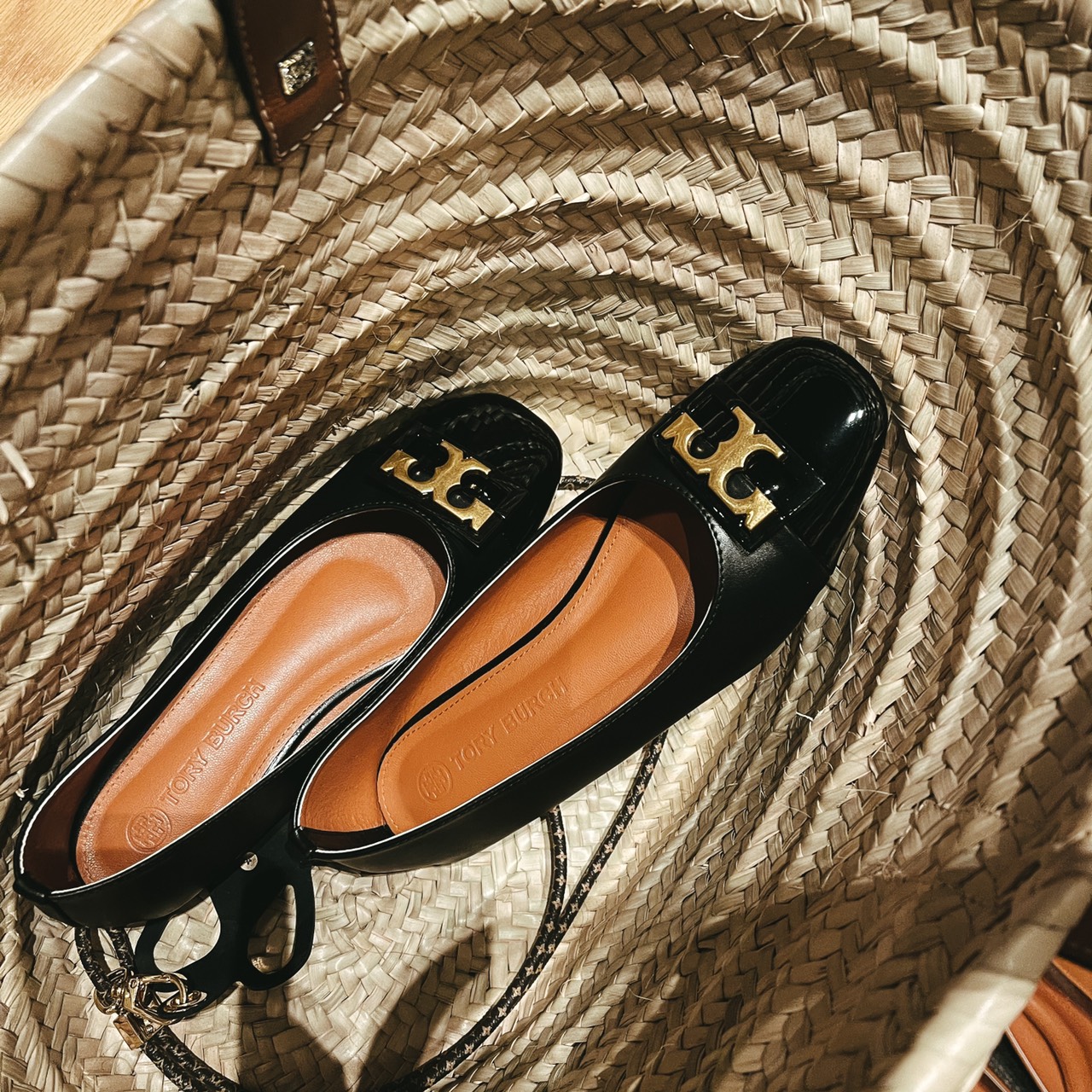 รองเท้าคัทชูส้นแบน Style Tory (สีน้ำตาล)