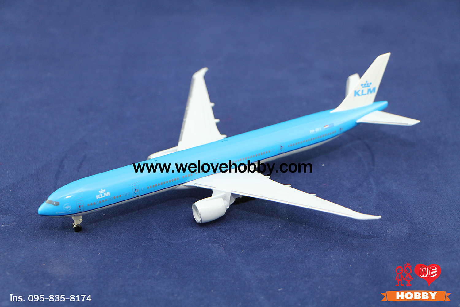 โมเดลเครื่องบิน KLM Royal Dutch Airlines (Boeing 777) เนเธอร์แลนด์ ไซส์กลาง แบบมีล้อเครื่องบิน (1:400)