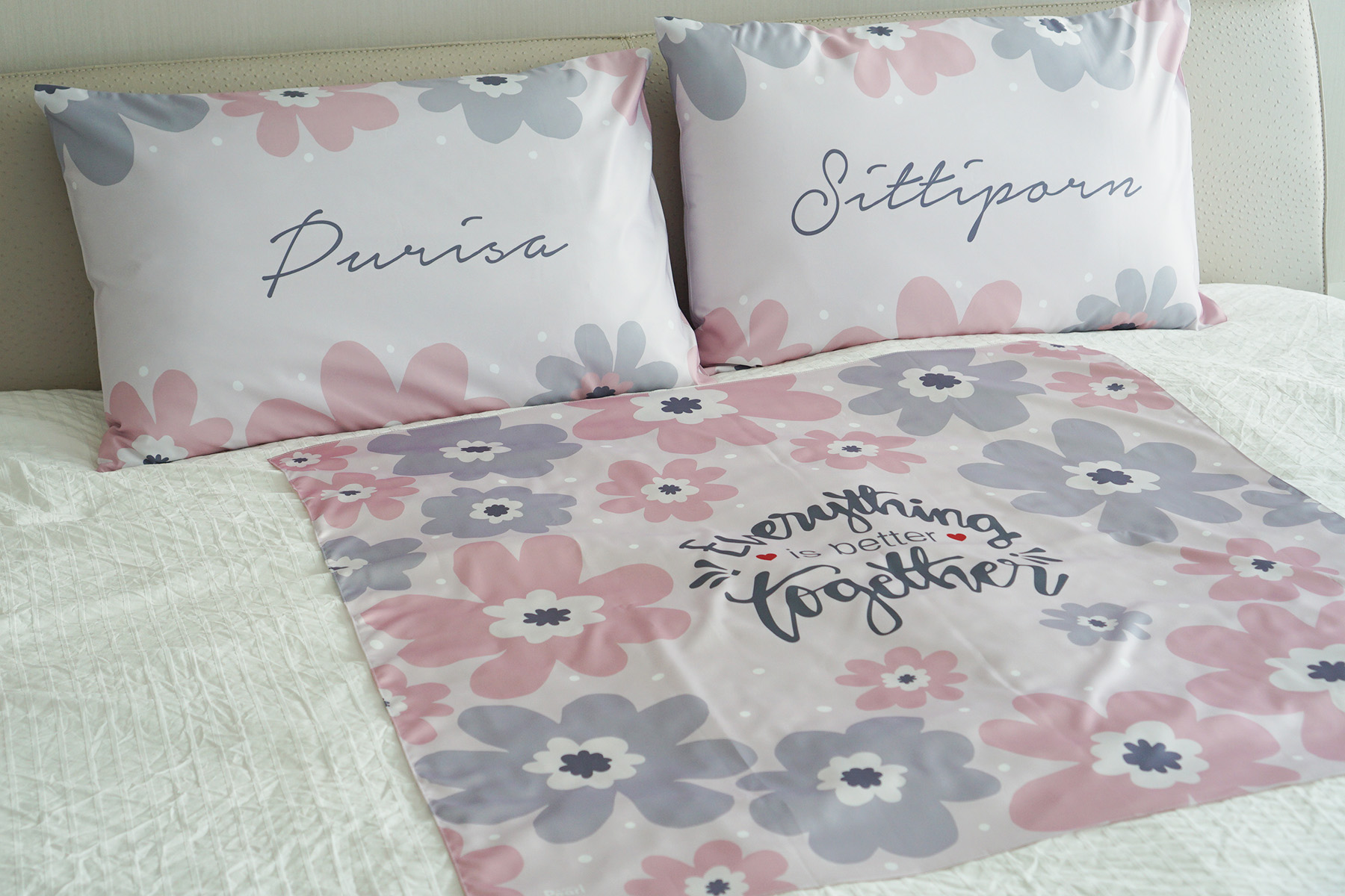 ชุดของขวัญแต่งงาน ปลอกหมอนคู่+ผ้าพันคอ/ผ้าคลุมไหล่ ลาย Big Flower - Light Pink