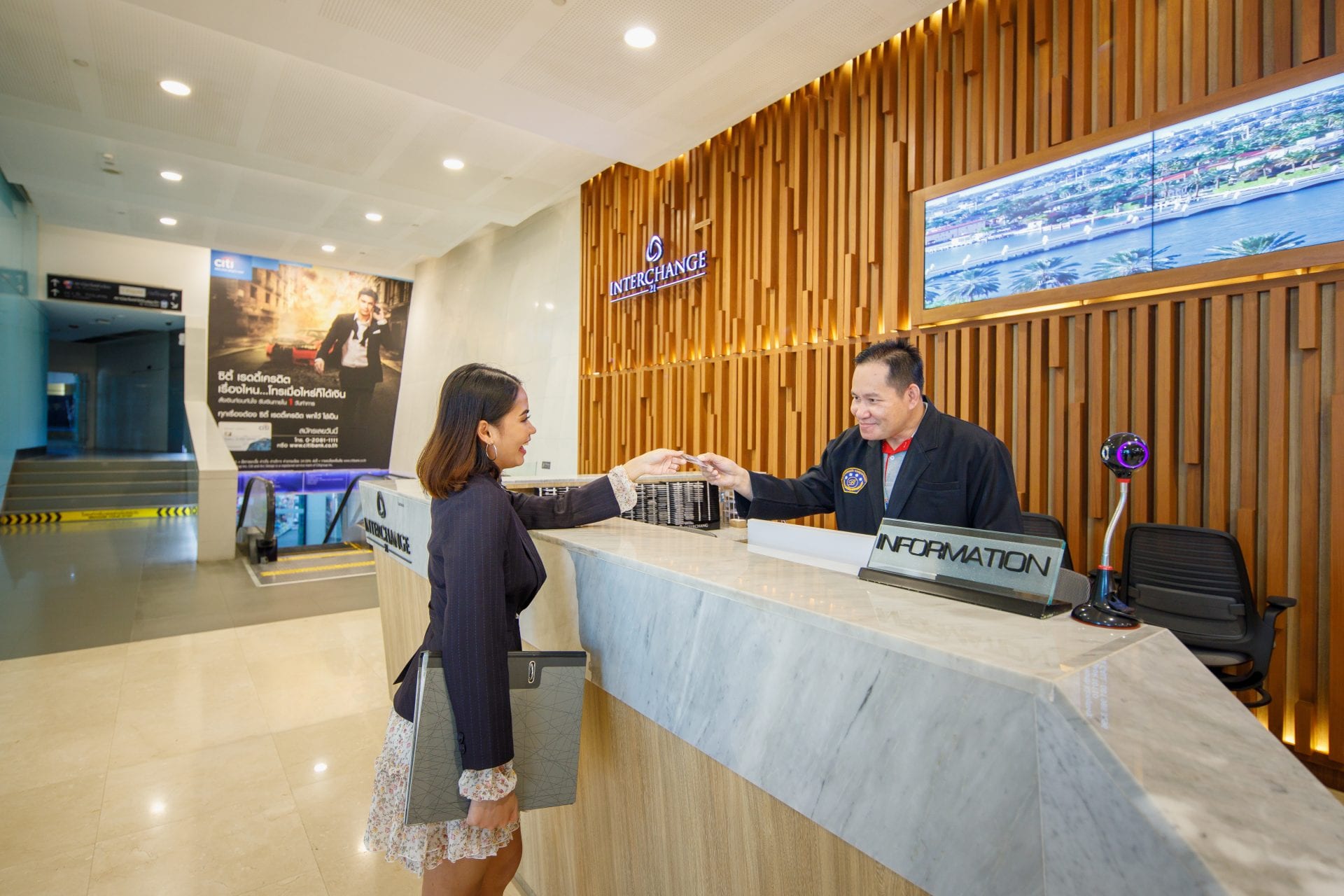 อาคารอินเตอร์เชนจ์ 21 (Interchange 21) สำนักงานให้เช่า เกรด A ย่านสุขุมวิท อโศก ใกล้รถไฟฟ้า BTS และ MRT