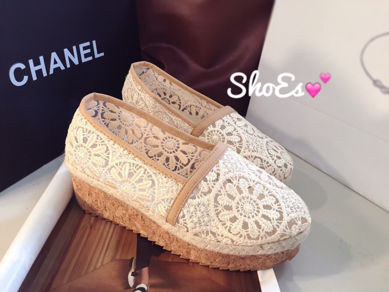 พร้อมส่ง : รองเท้าลูกไม้ Style Valentino (ขอบกากี)