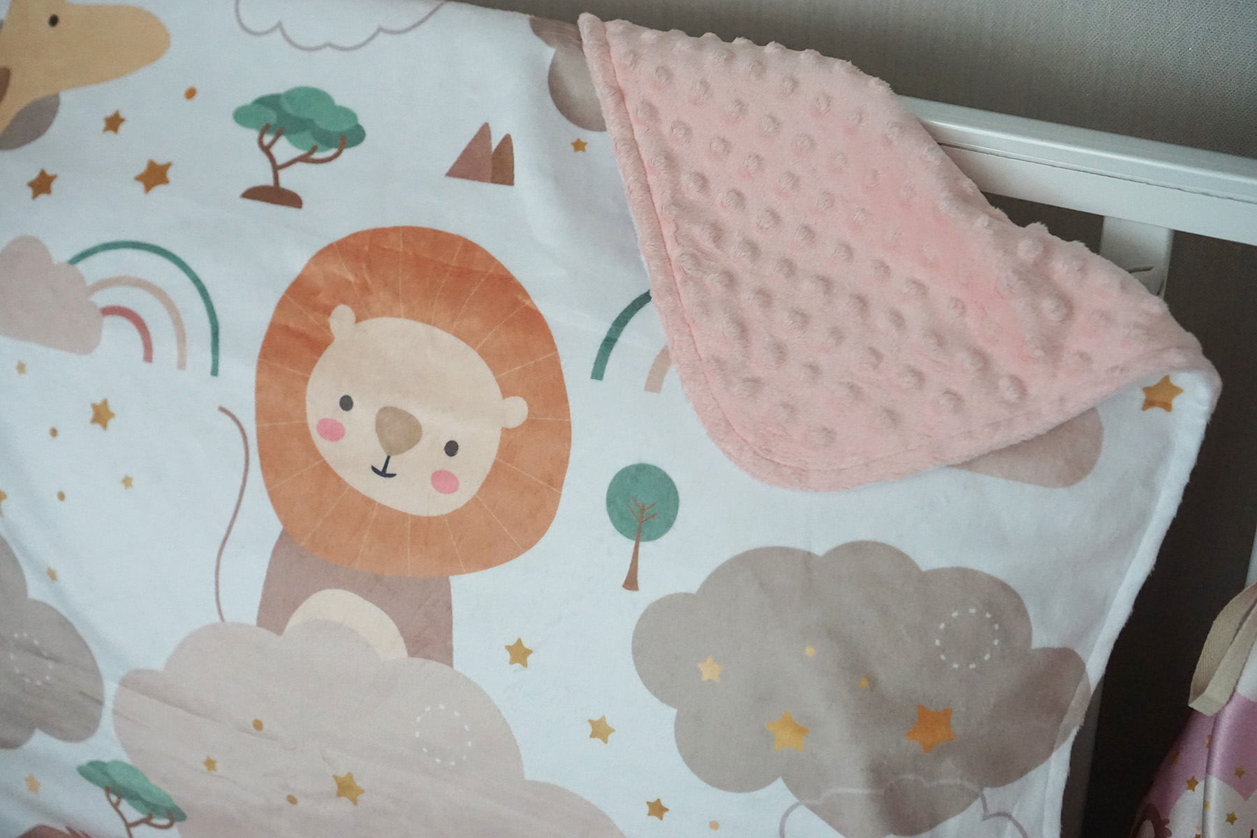 ผ้าห่ม Minky ลาย Safari 75x100cm แบบปักชื่อ ด้านหลังสีชมพู
