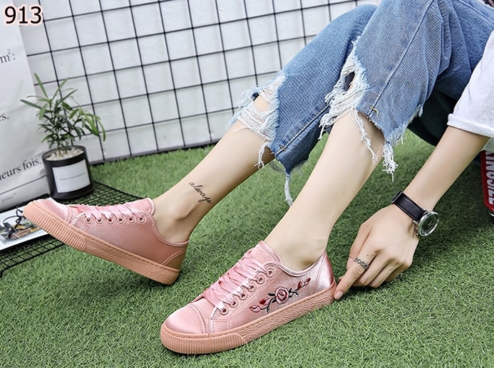 รองเท้าผ้าใบพียูลายดอกไม้ (สีครีม)