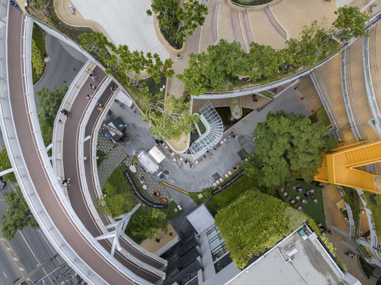 ทีเพลซ - มาร์เช่ ทองหล่อ (T PLACE - Marche' Thonglor) สำนักงานให้เช่าใจกลางทองหล่อ ซอยสุขุมวิท 55 กรุงเทพฯ ใกล้สถานีรถไฟฟ้า BTS ทองหล่อ 500 ม.