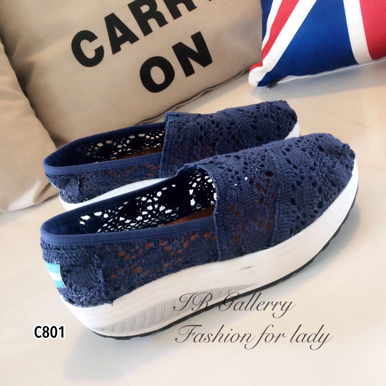 รองเท้าผ้าใบเสริมส้นลายลูกไม้ (สีกรม)