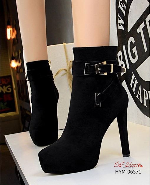 รองเท้าบูทส้นสูงแต่งอะไหล่เข็มขัด