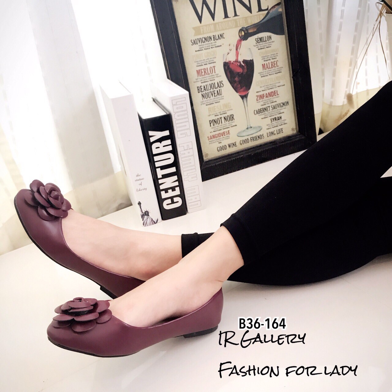 รองเท้าส้นแบนแต่งดอกคามิเลีย (สีแดง)