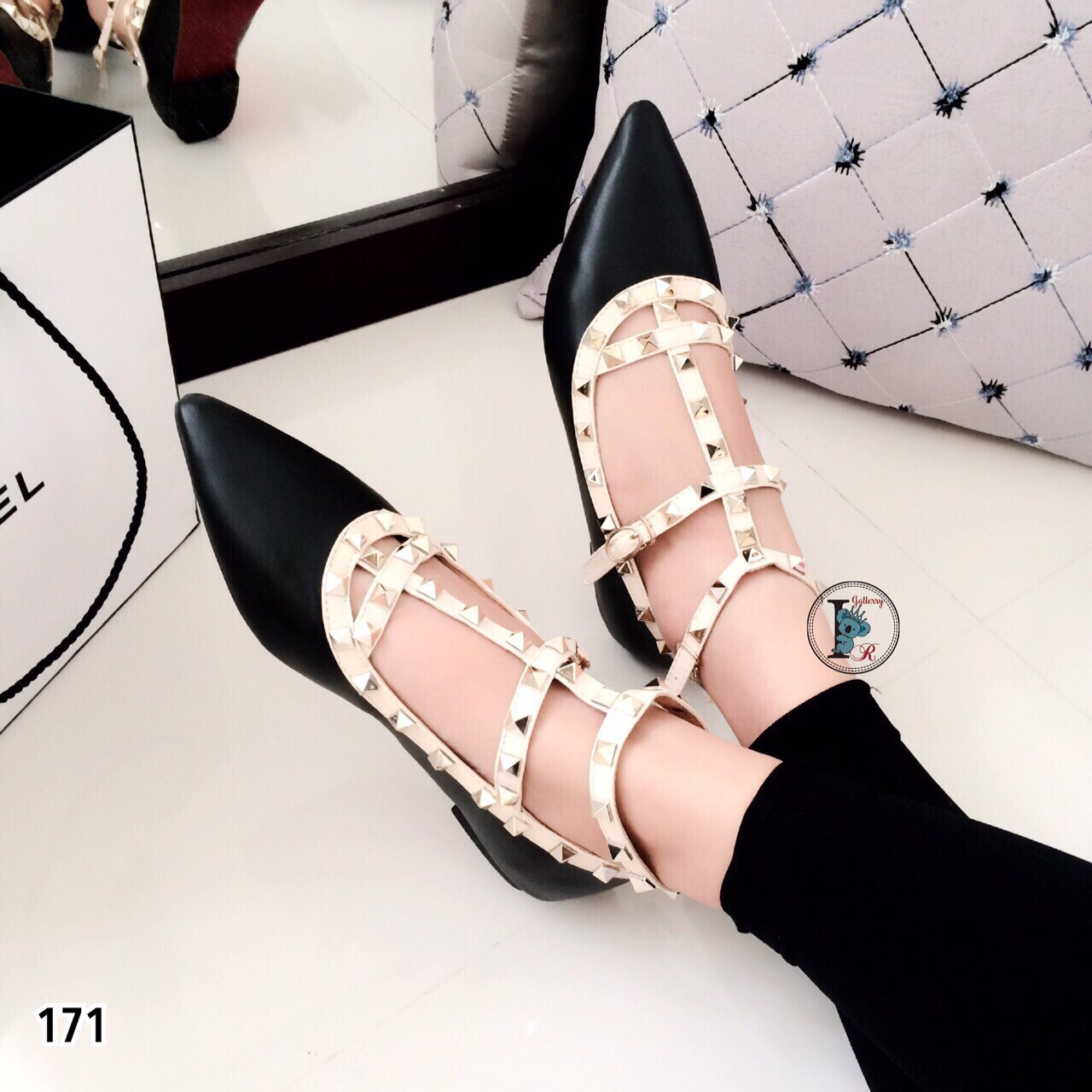 รองเท้าส้นแบน Style Valentino (สีครีม)