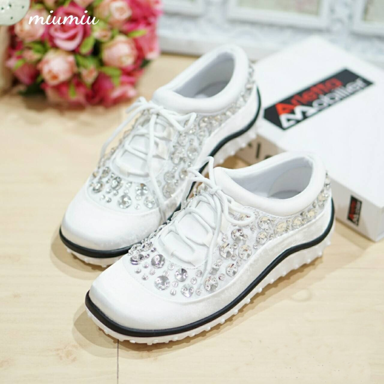 รองเท้าผ้าใบ MIUMIU Jeweled Satin Lace-Up Sneaker (สีขาว)
