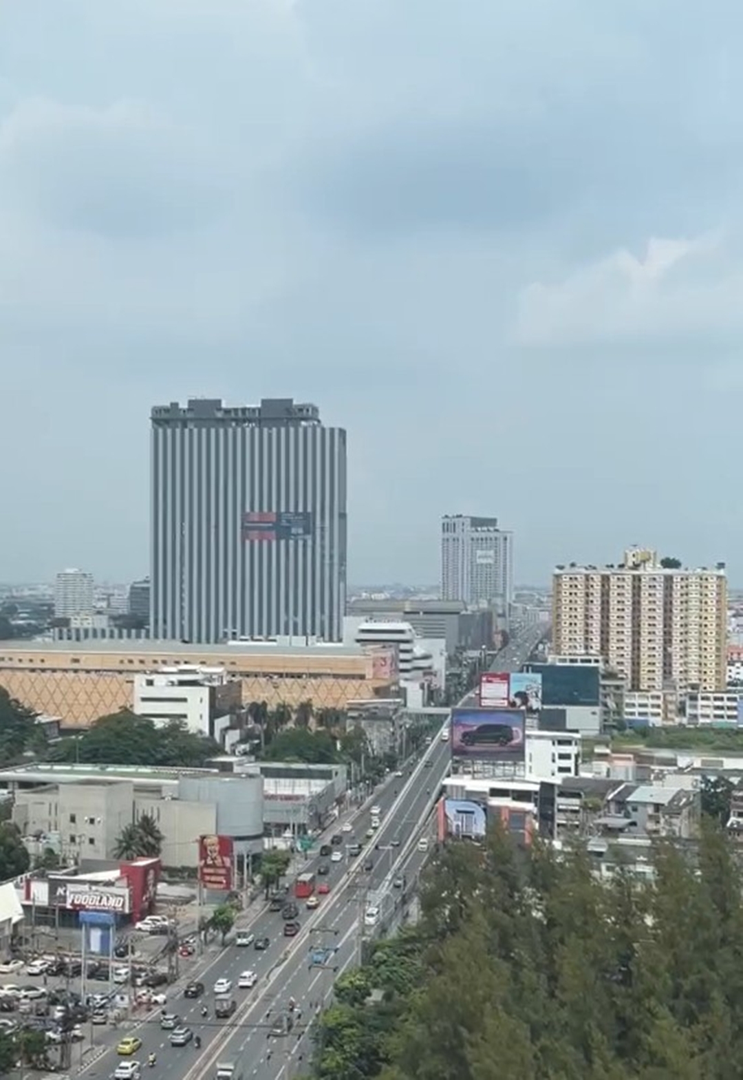 อาคารรามคำแหง ฮิลล์ ( Ramkhamhaeng Hills ) สำนักงานให้เช่าติดถนนรามคำแหง ใกล้รถไฟฟ้า MRT สายสีส้ม สถานีรามคำแหง 12 เพียง 100 ม.