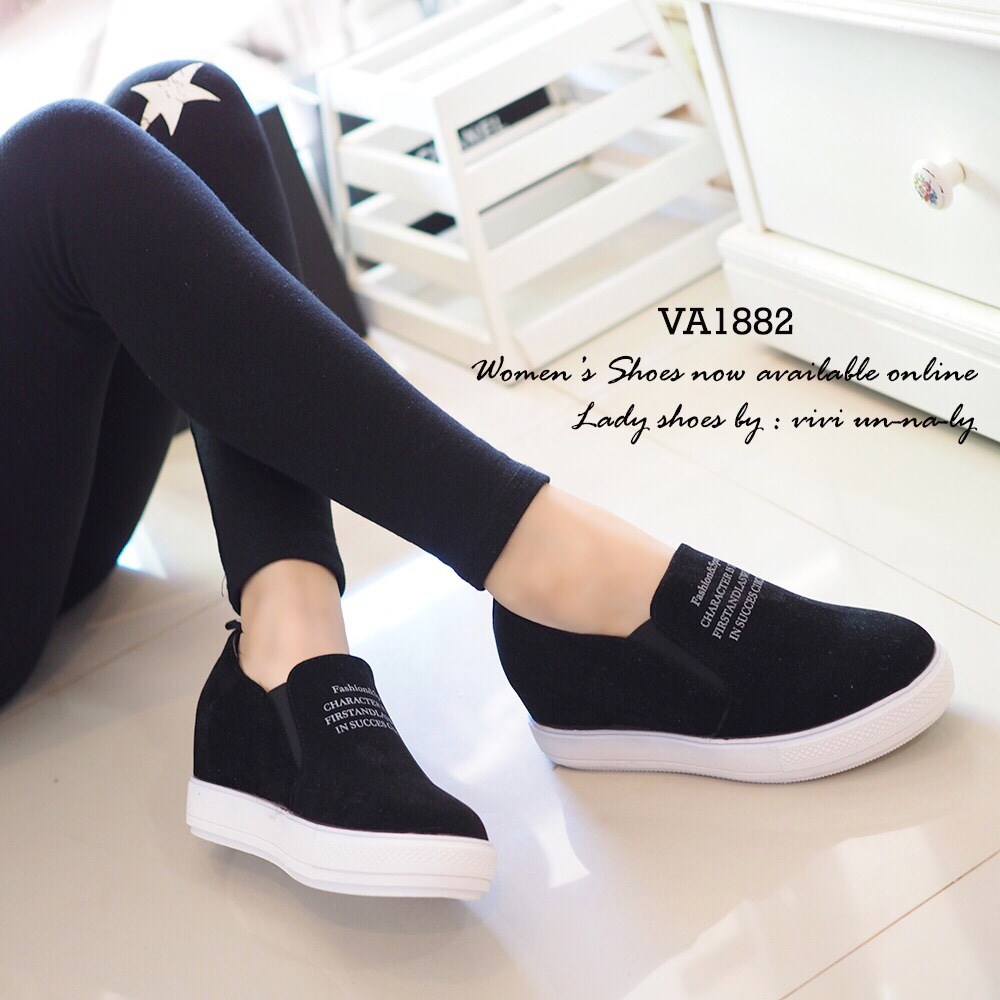 พร้อมส่ง : รองเท้าผ้าใบเสริมส้นสไตล์เกาหลี (สีดำ)