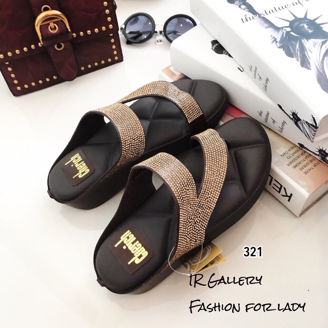 รองเท้าแตะ Fit Flop แต่งอะไหล่เพชร (สีเงิน)